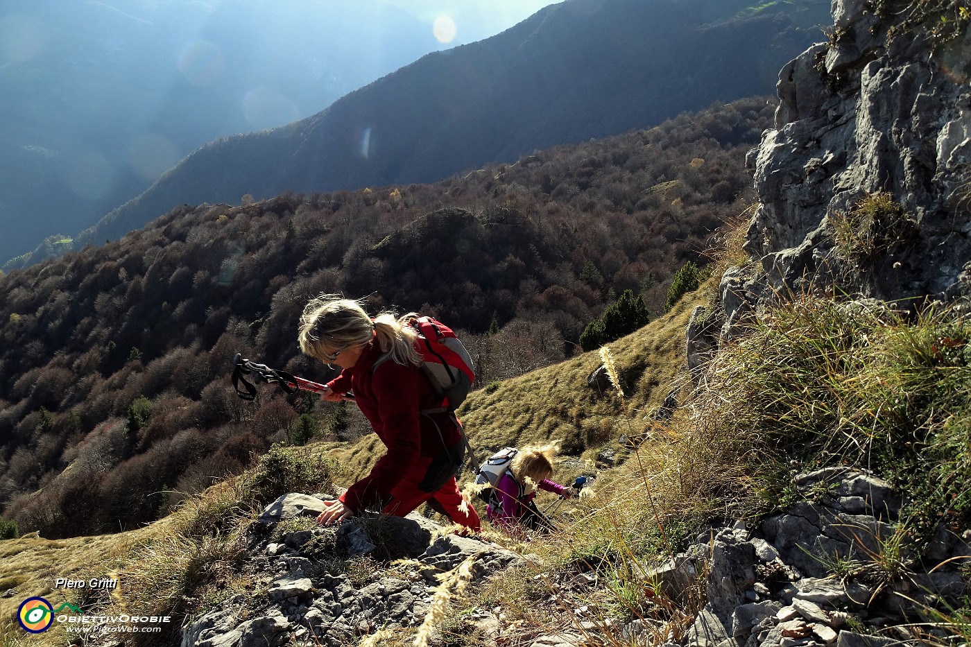 26 In ripida salita anche su roccette.JPG